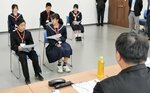 錦織監督（右）の前で原作漫画の一場面を演じるオーディション参加者＝１０日、倉吉市役所第２庁舎