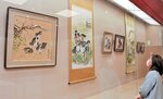 十二支など浜田さんの指画が並ぶ会場＝１０日、湯梨浜町引地の中国庭園燕趙園