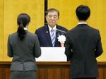 　国家公務員の合同初任研修の開講式に出席した石破首相（中央）＝３日午後、東京都渋谷区