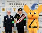 　警視庁麻布署の一日署長に就任したマギー審司さん。左は高橋季樹署長＝２４日午前、東京都港区
