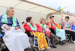 ガイナーレ鳥取の試合を楽しむ利用者ら＝５月１４日、米子市安倍のオールガイナーレＹＡＪＩＮスタジアム