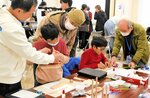 指導者らのサポートを受けながらものづくりに挑戦する子どもたち