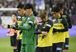　死去したレアンドロドミンゲスさんを悼み、喪章をつけてＪ１京都戦に臨む柏イレブン＝２日、サンガスタジアムｂｙＫＹＯＣＥＲＡ