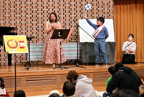 童謡を披露した小椋さん（左）とクイズの正解発表をするこども館長