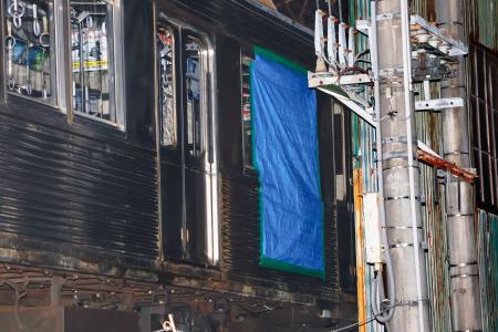 　走行中に窓ガラスが割れた長野電鉄の車両＝２１日午後９時５３分、長野県須坂市の須坂駅