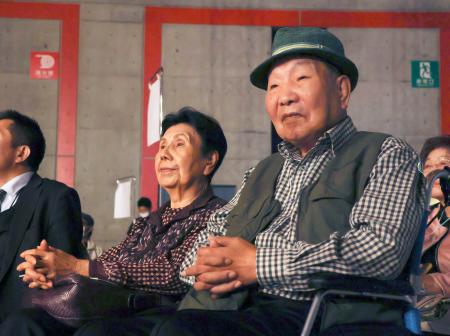 　ボクシングの試合を観戦する袴田巌さん（右）と姉ひで子さん＝２３日午後、浜松市
