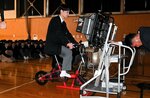 自転車シミュレーターを体験する生徒