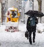 歩道を走る小型除雪車＝24日午後1時ごろ、米子市明治町