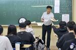 　ソウルの塾で大学入試の模擬試験を受ける受験生ら（聯合＝共同）