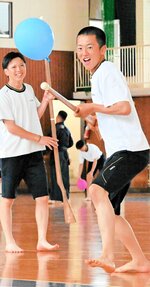 落ちてくる風船を木銃で突く練習をする倉吉北高の生徒ら