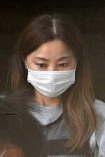 　移送のため名古屋・東署を出る伊藤綾野容疑者＝２８日午後１時１３分