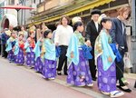 華やかな衣装を身に着け、温泉街を練り歩く児童ら＝１日、新温泉町湯