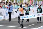 　人型ロボットによるハーフマラソン大会で、１位でゴールするロボット＝４月、北京（共同）