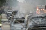 　セスナ機が墜落し、損傷した車両＝２２日、米サンディエゴ（ＡＰ＝共同）