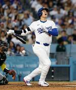 　ダイヤモンドバックス戦の４回、自打球に声を上げるドジャース・大谷＝ロサンゼルス（共同）