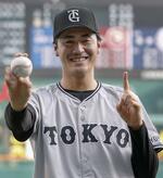 　プロ初勝利を飾り、ウイニングボールを手にポーズをとる巨人・西舘＝甲子園