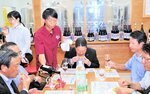 参加者に試飲用のワインをつぐ兎ッ兎ワイナリー社員