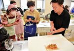 作った料理「カルパッチョ」の撮影の仕方を学ぶ参加者ら＝２７日、琴浦町徳万の町生涯学習センターまなびタウンとうはく