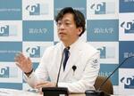 　記者会見で研究成果について話す富山大の藤井努教授＝１５日午前、富山市