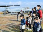 航空機を見学する参加者