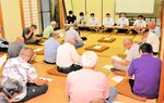 ごみ処理施設の候補地選定理由などについて説明を受ける住民ら＝２４日、米子市彦名町