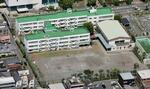 　男２人が侵入した東京都立川市の市立第三小学校＝８日午後０時３４分（共同通信社ヘリから）