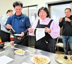 生ラッキョウを使った料理を味わう関係者ら