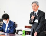 会議であいさつする西村町長（右）＝２日、新温泉町湯の町民センター