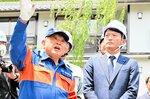 地元の消防団関係者から消火活動の様子などの説明を受ける斎藤知事（右）＝２３日、豊岡市城崎町湯島