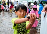ヤマメを捕まえてうれしそうな参加者