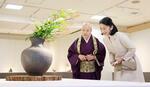 　「山村御流いけばな展」を鑑賞される秋篠宮妃紀子さま＝９日午前、東京都中央区（代表撮影）