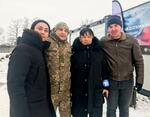 　映画の撮影でウクライナを訪れた寿大聡さん（左端）と現地の兵士やコーディネーターら＝２０２２年１２月（本人提供）