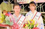 ２０１９年の打吹天女になった石亀さん、谷本さん（右から）