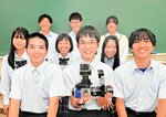 天体観測用分光器を製作した米子高専科学部の学生ら＝８月２９日、米子市彦名町の米子高専
