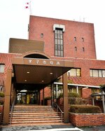 借地の上に建つ米子市役所本庁舎＝３日、米子市加茂町１丁目