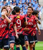　川崎に勝利し、喜ぶ鹿島・田川（右から２人目）ら＝国立競技場