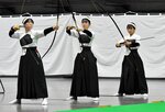 全国高校選抜の女子団体で準優勝した倉吉西（左から酒井、筏津、生田）＝東京武道館