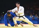　パリ五輪柔道男子８１キロ級決勝でジョージア選手（左）を攻める永瀬貴規。２連覇を果たした＝３０日、パリ（共同）