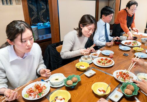 イチゴ尽くしの料理を味わう出席者