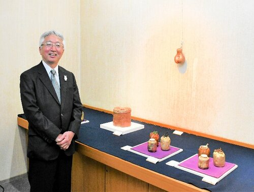 茶陶展をＰＲする六代上田直方さん