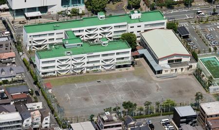 　男２人が侵入した東京都立川市の市立第三小学校＝８日午後０時３４分（共同通信社ヘリから）