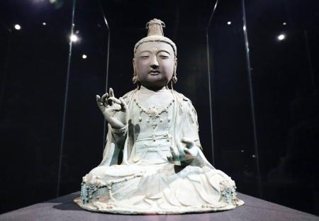 　長崎県対馬市の対馬博物館で特別公開される観世音菩薩坐像＝１５日午後