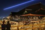 　春の夜間特別拝観が始まるのを前に、試験点灯でライトアップされた京都市東山区の清水寺。古都の夜を「清水の舞台」が彩った＝２４日夜
