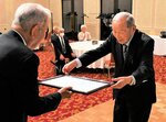 創設から３０年間の功績をたたえる感謝状を受け取る前田一男名誉会長（右）＝鳥取市内