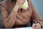 　記者会見する女性検事＝１５日午前、大阪市