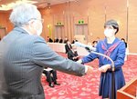スポーツ賞の表彰を受ける飛び込みの佐々木音華（右）＝白兎会館