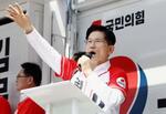 　１３日、韓国・蔚山で遊説する「国民の力」の金文洙氏（聯合＝共同）