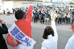 支持者とともに拳を突きあげて必勝を期す候補者＝３１日、八頭町内