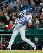 　ナショナルズ戦の３回、４号２ランを放つドジャース・大谷＝ワシントン（共同）
