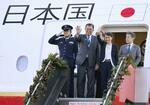 フィリピンのマニラ国際空港から帰国の途に就く石破首相（中央左）と妻の佳子さん＝４月３０日（共同）